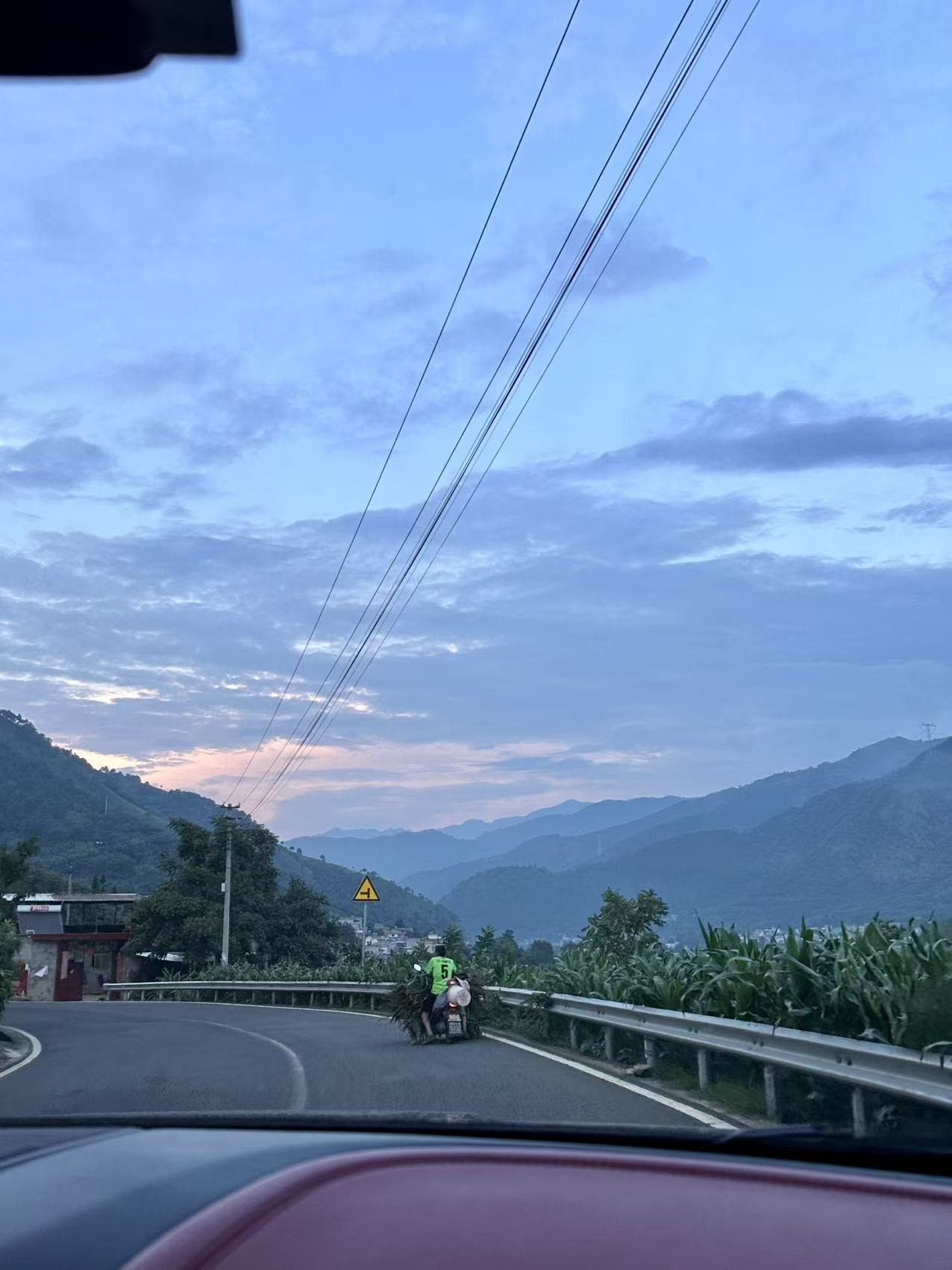Road through Cida at dusk
